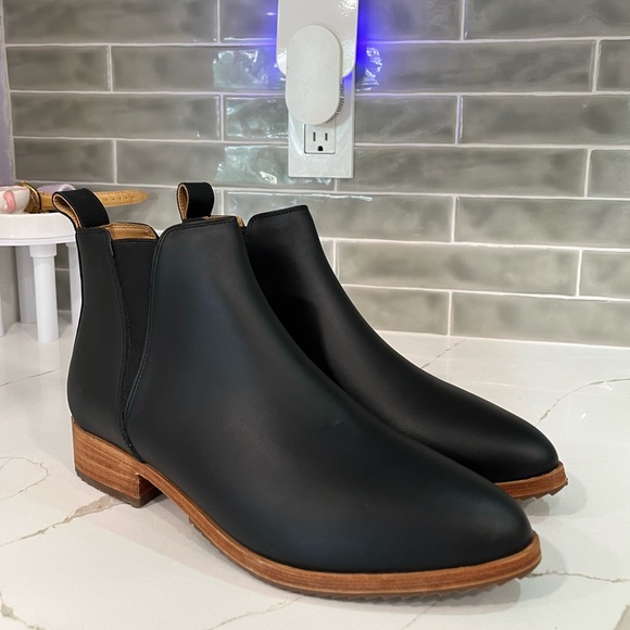 Nisolo Eva Everyday Chelsea Boots. Women’s size 9. Color Black. - Picture 2 of 15